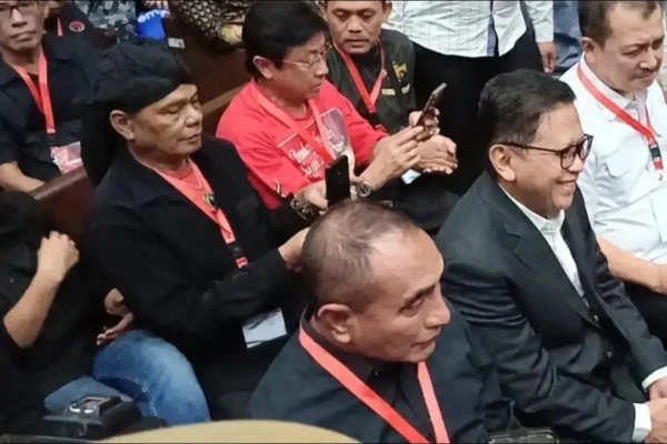 Edy Rahmayadi Kenakan Pakaian Hitam di Sidang Hasto Kristiyanto