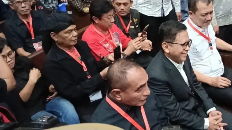 Edy Rahmayadi Kenakan Pakaian Hitam di Sidang Hasto Kristiyanto