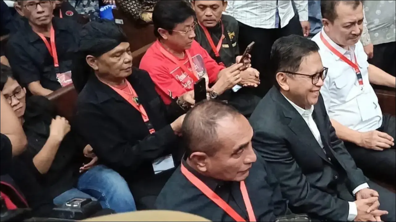 Edy Rahmayadi Kenakan Pakaian Hitam di Sidang Hasto Kristiyanto