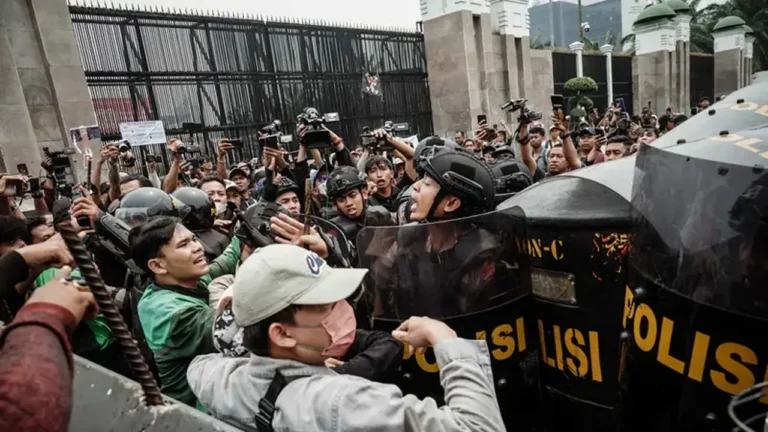Demo DPR 25 Agustus: Pos Polisi Menjadi Saksi Amukan Massa