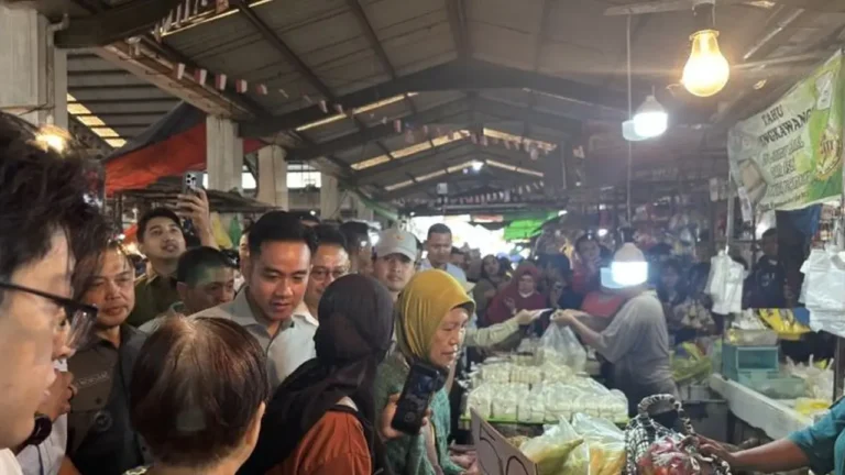 Gibran Mengunjungi Pasar Pontianak: Belanja Pakis dan Ikan Asin