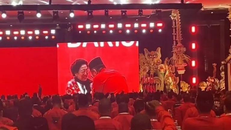 Megawati Menangis Saat Menyambut Hasto yang Bebas dari Tahanan