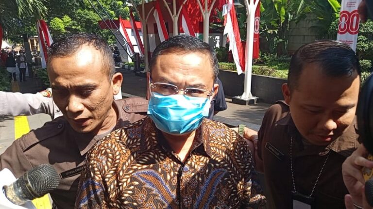 “Bupati Pati Sudewo Penuhi Panggilan KPK dengan Memakai Masker”