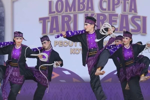1.001 Penari Pecut Samandiman Memukau di Kediri penari pecut