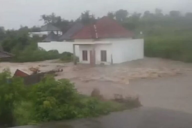 Warga Terpaksa Dievakuasi dari Daerah Rawan Banjir dan Longsor