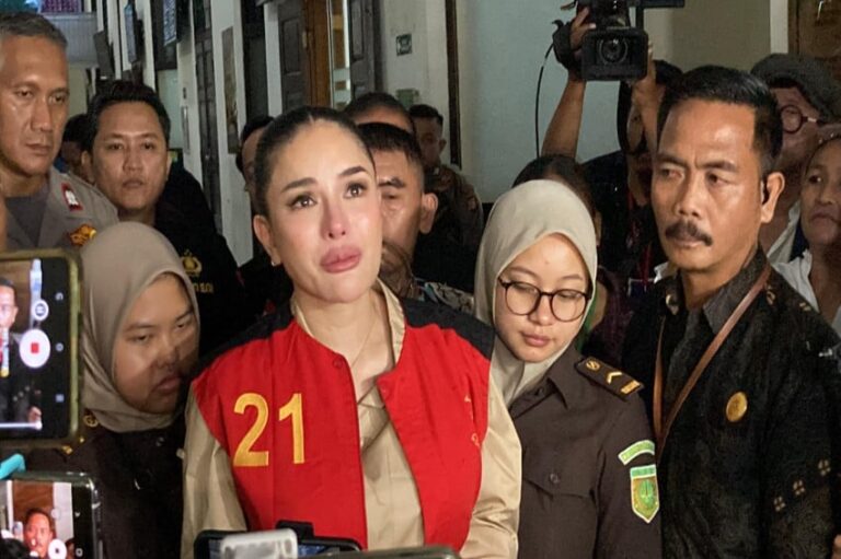 Nikita Mirzani Menangis di Sidang, Tunggu Keadilan 28 Oktober 2025