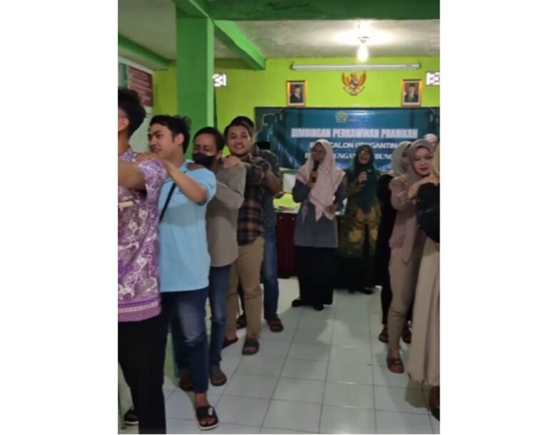 Viral Yel-Yel Kakek-Nenek, Pijit-Pijitan di KUA Kontroversial