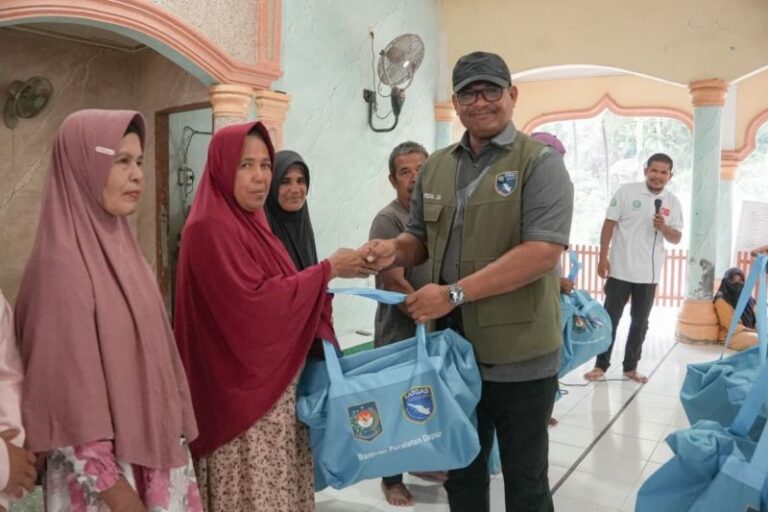Kasatgaswil Berikan Peralatan Dapur untuk 600 KK di Bireuen