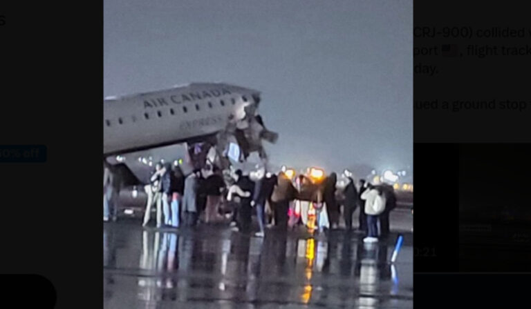 Pesawat Air Canada Tabrak Truk Damkar di LaGuardia New York