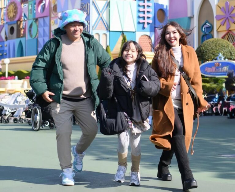 Konsisten Co-Parenting, Gading Martin dan Gisel Liburan di Disneyland