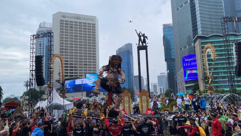 Hiasan Penjor dan Ogoh-Ogoh Menghias Bundaran HI Kini