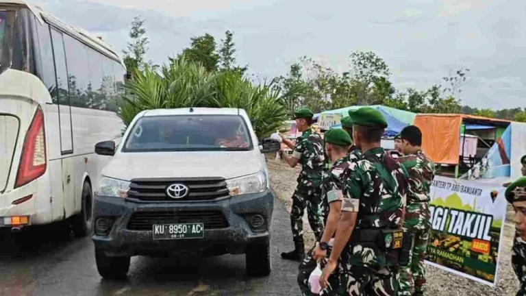 Yonif TP 808 dan Pramuka Tomage Berbagi Takjil Ramadan