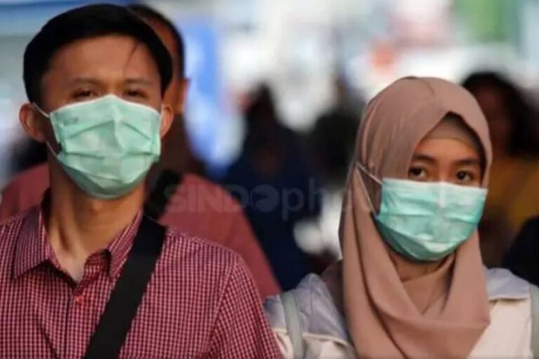 Polisi Beri Peringatan Keras pada Penjual Masker Saat Hujan Abu